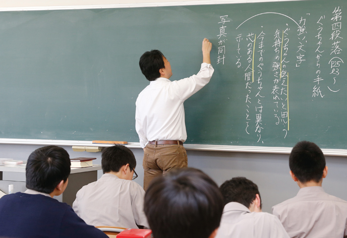 国語の授業風景。漢字検定については、中学各学年で4級〜準2級、高校2年で2級を受験しています。