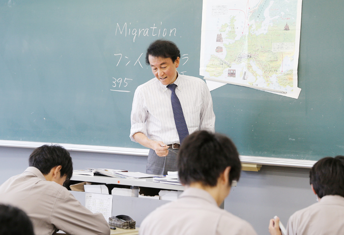 社会の授業風景。校外授業として、中学1年の歴史で奈良、中学2年の地理で滋賀県の扇状地に足を運びます。